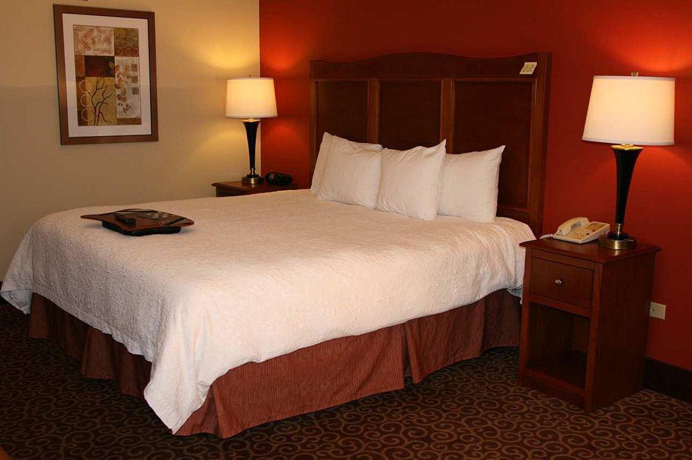Hampton Inn Chicago-Carol Stream Exterior photo